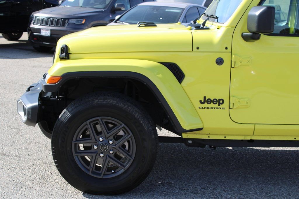 Used 2024 Jeep Gladiator Sport image 7