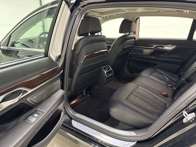 Used 2022 BMW 750i xDrive w/ Luxury Rear Seating Package image 29