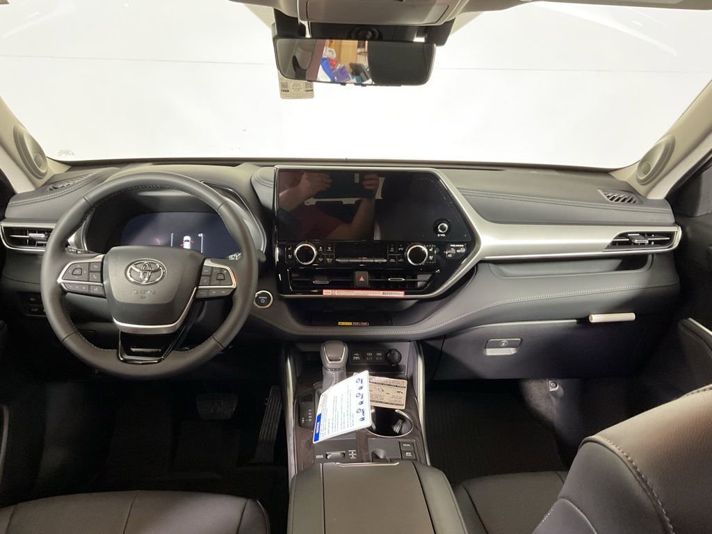 New 2026 Toyota Highlander Platinum image 22