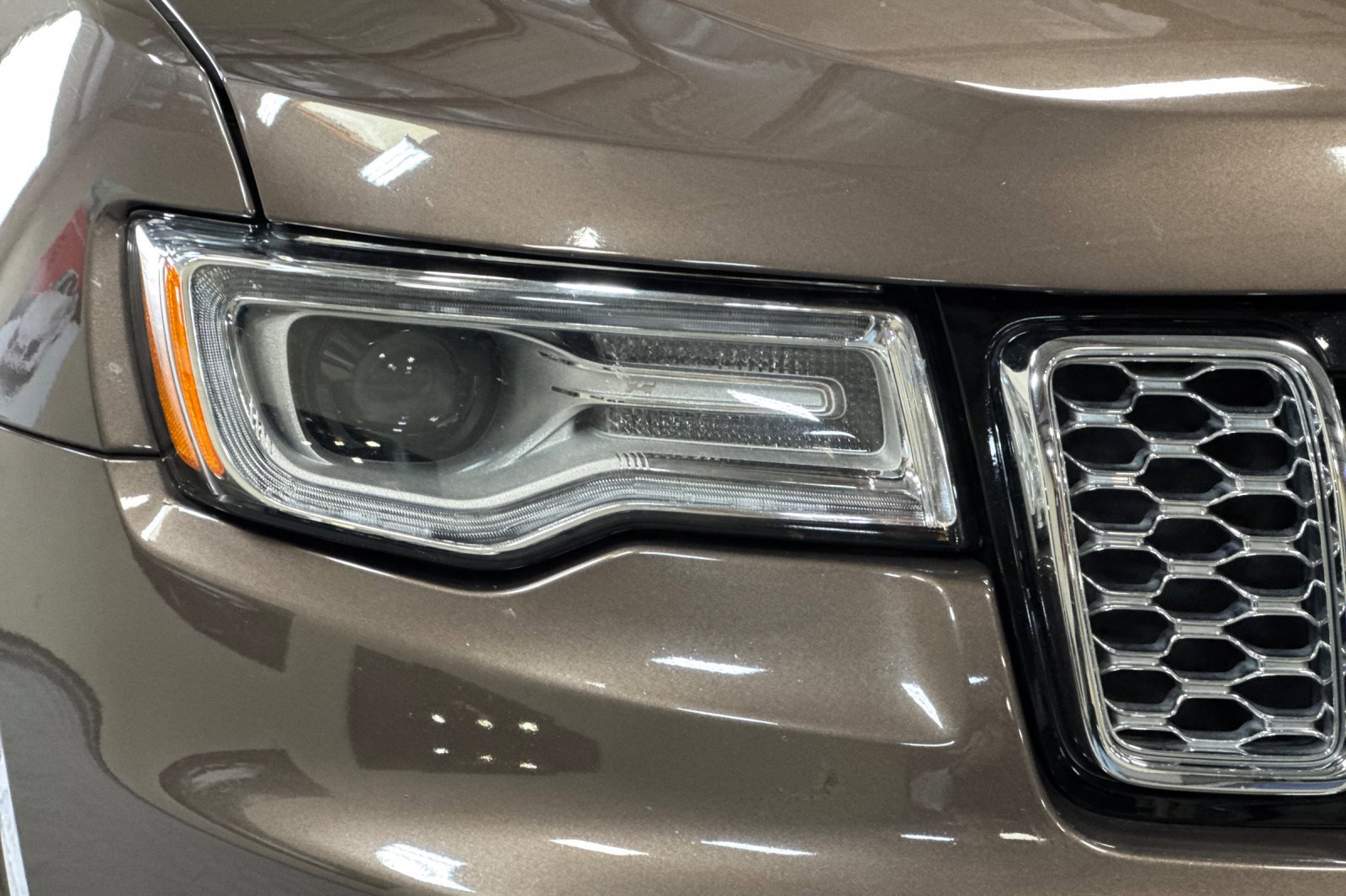 Used 2018 Jeep Grand Cherokee Overland AWD/4WD image 47