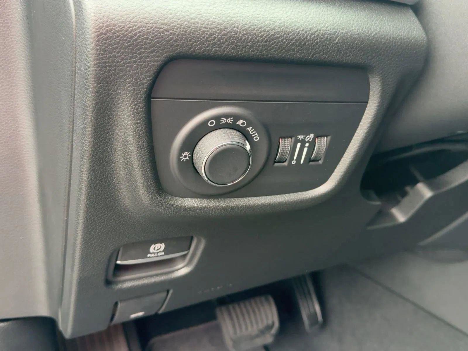 New 2025 Jeep Grand Cherokee L Laredo image 18