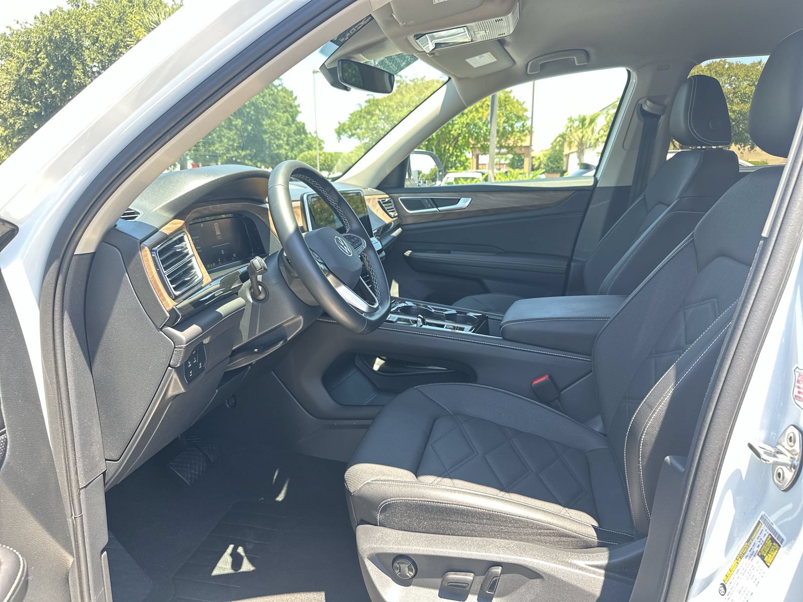 Used 2025 Volkswagen Atlas SE AWD/4WD image 16