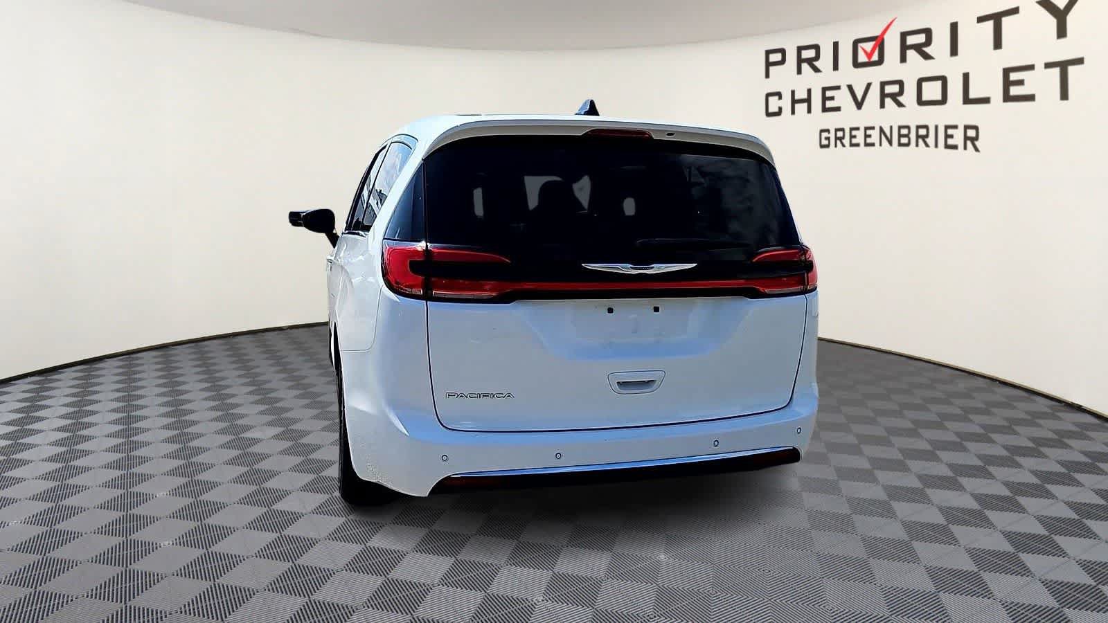 Used 2024 Chrysler Pacifica Touring-L FWD image 7