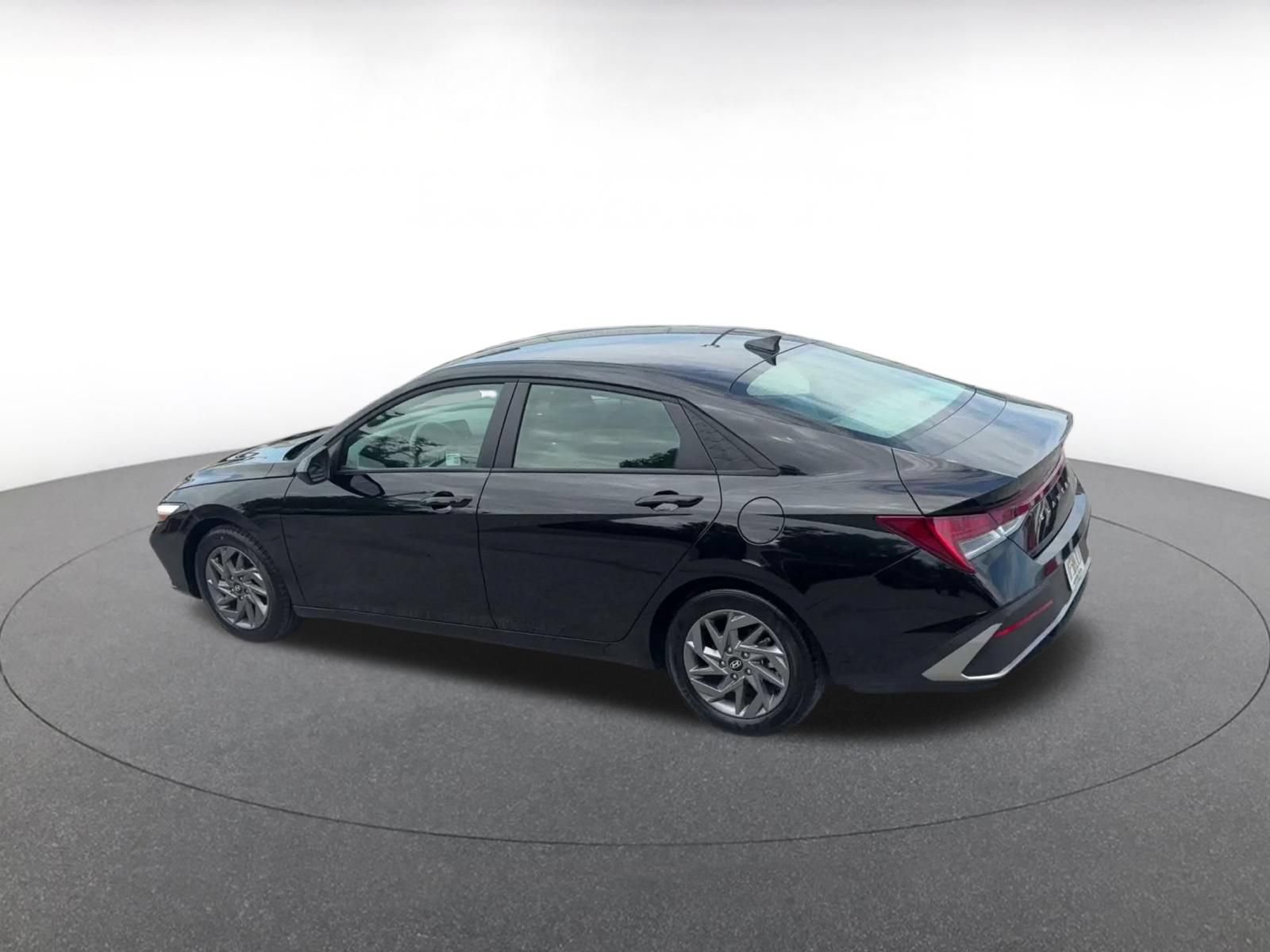 Used 2026 Hyundai Elantra Hybrid FWD image 9