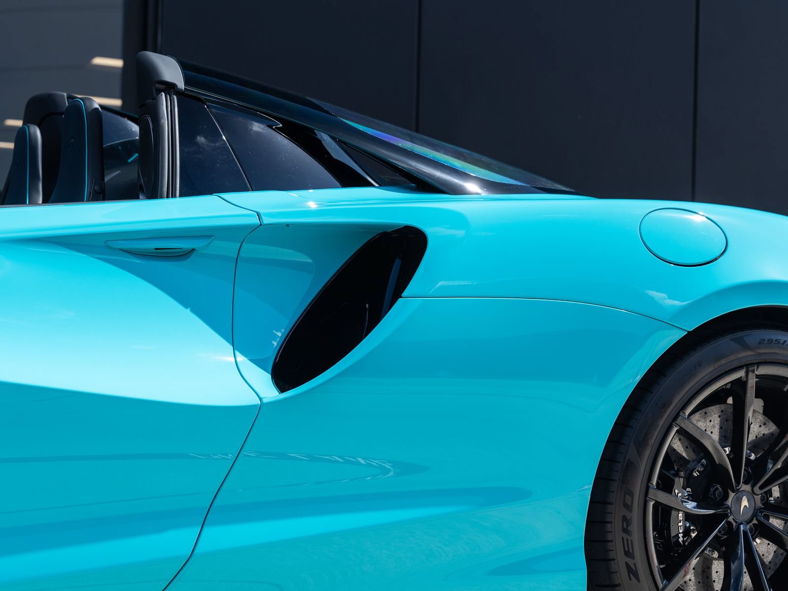 Used 2025 McLaren Artura Spider RWD image 20