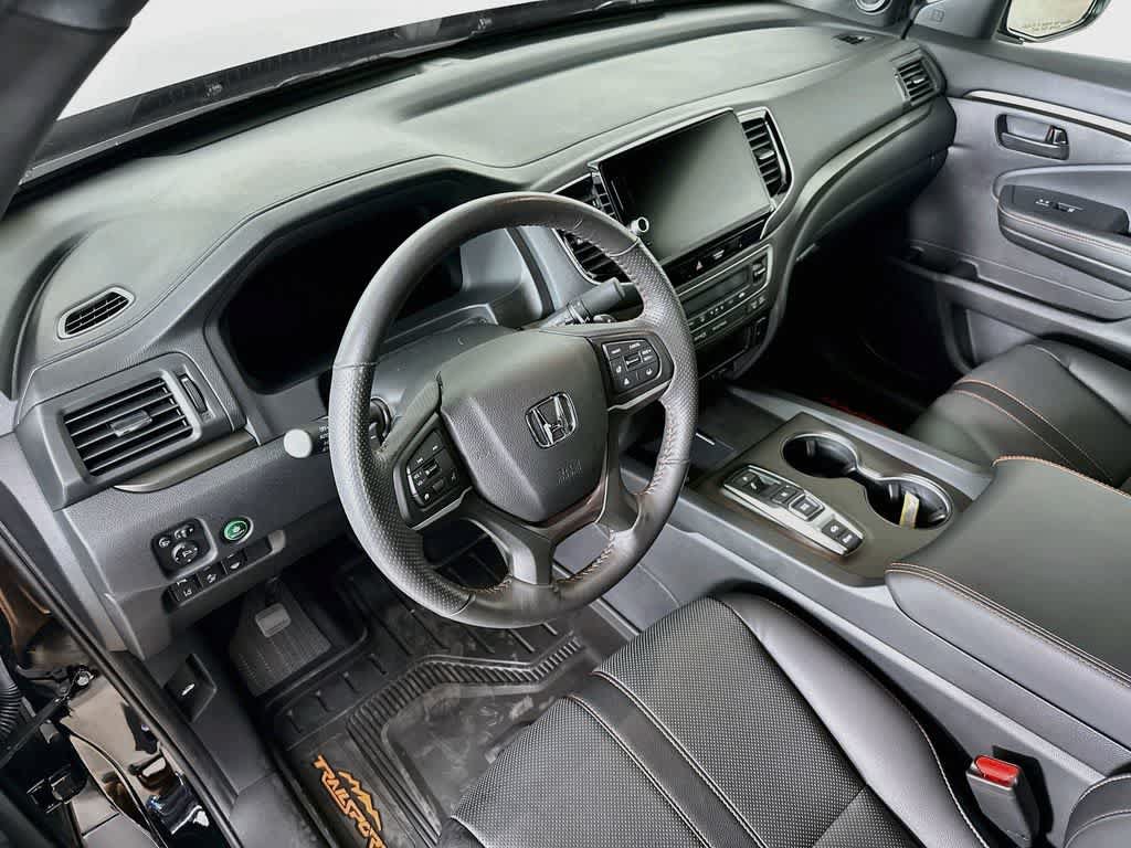 Used 2025 Honda Ridgeline TrailSport image 2