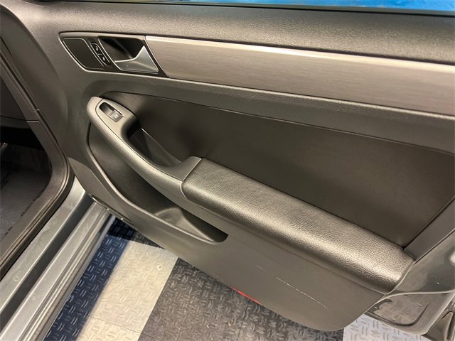 Used 2016 Volkswagen Jetta Sport image 11