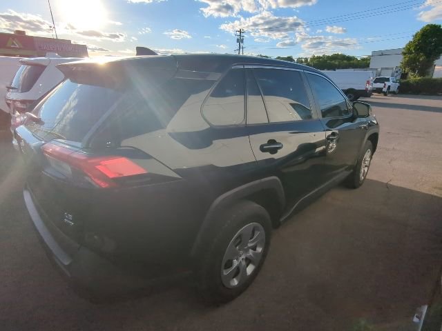 Used 2022 Toyota RAV4 LE AWD/4WD image 4