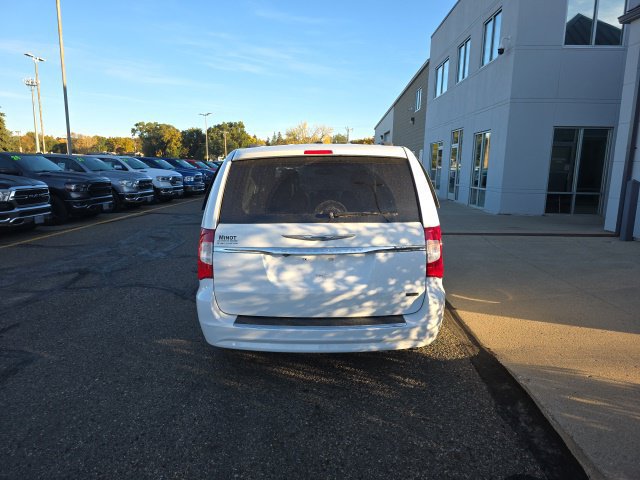 Used 2015 Chrysler Town & Country Touring FWD image 5