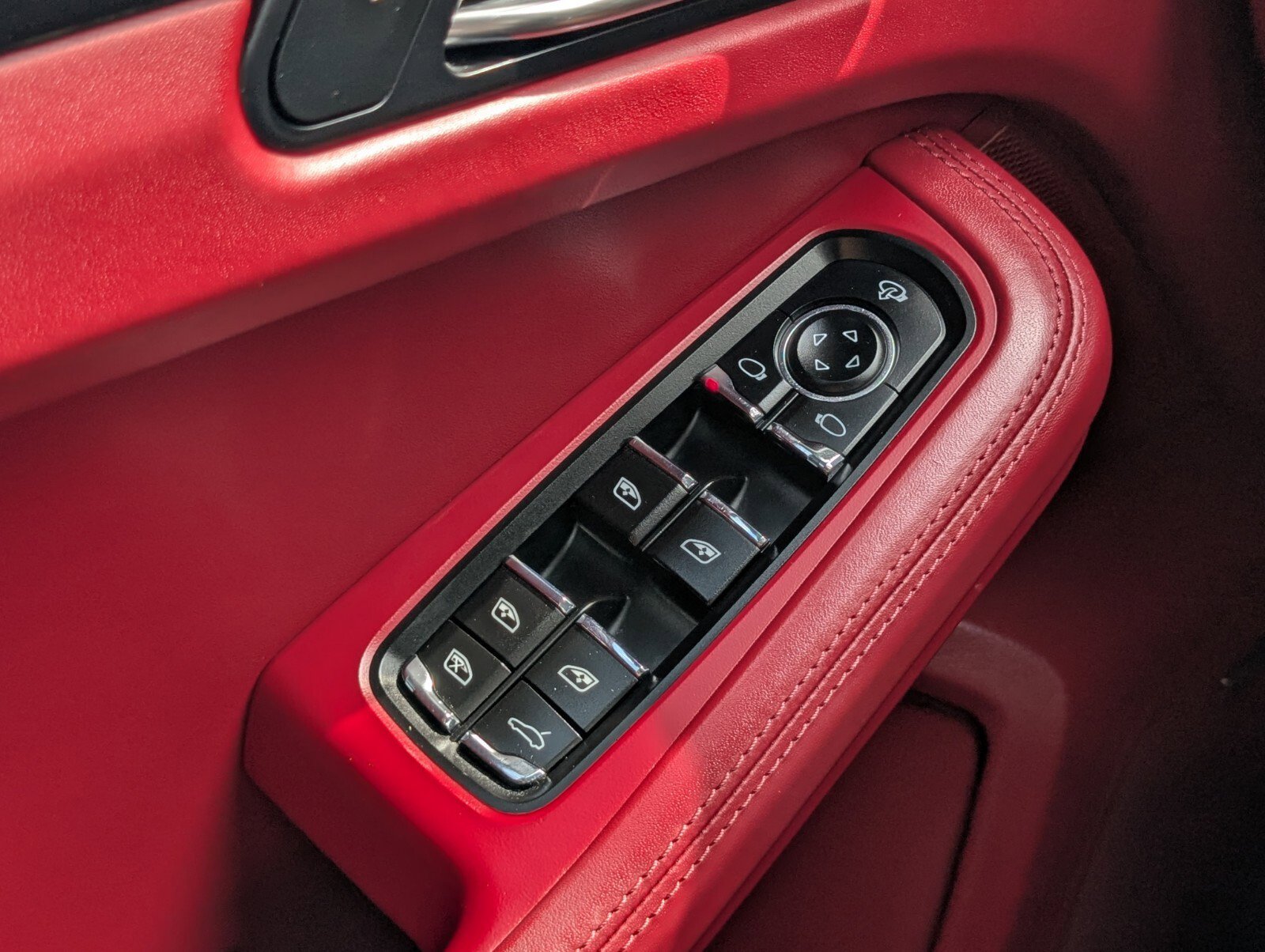 Used 2023 Porsche Macan Turbo image 23