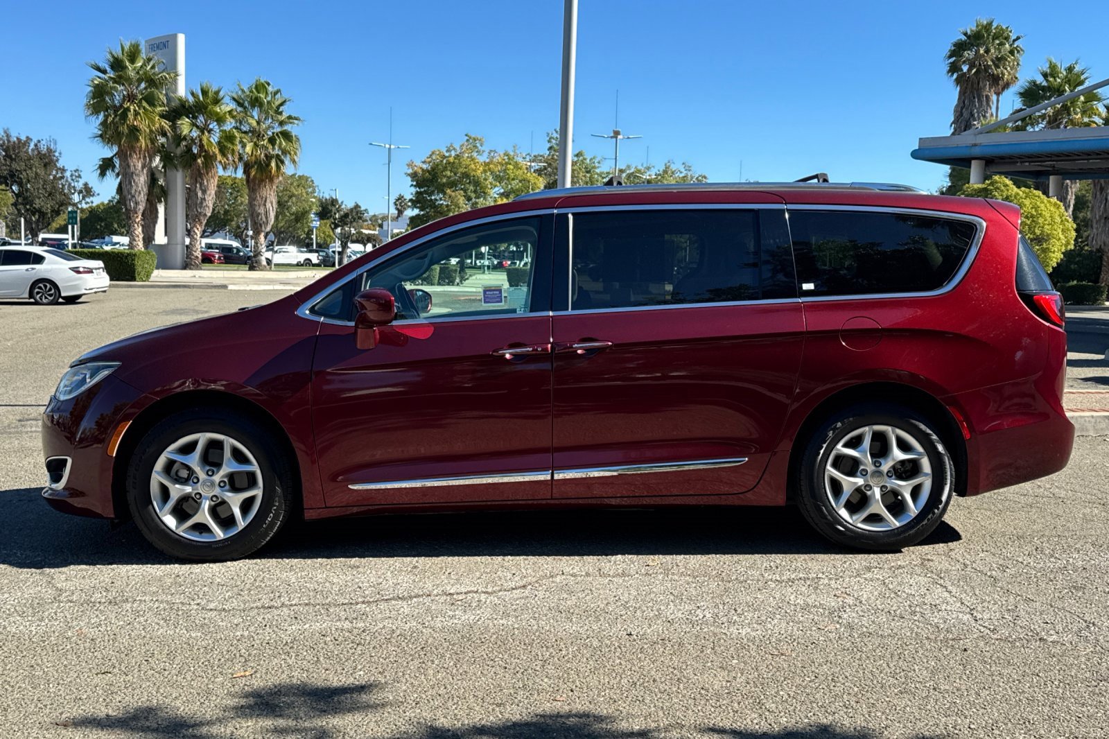 Used 2020 Chrysler Pacifica Touring-L w/ Tire & Wheel Group image 6