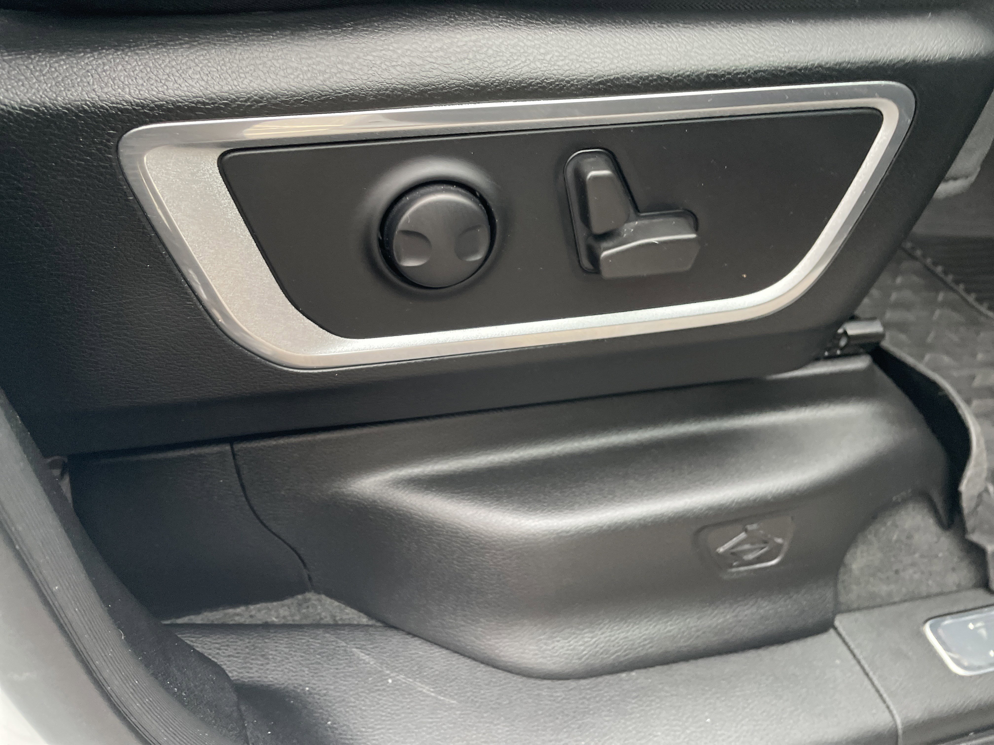 Used 2022 RAM 1500 Laramie w/ Sport Appearance Package image 27