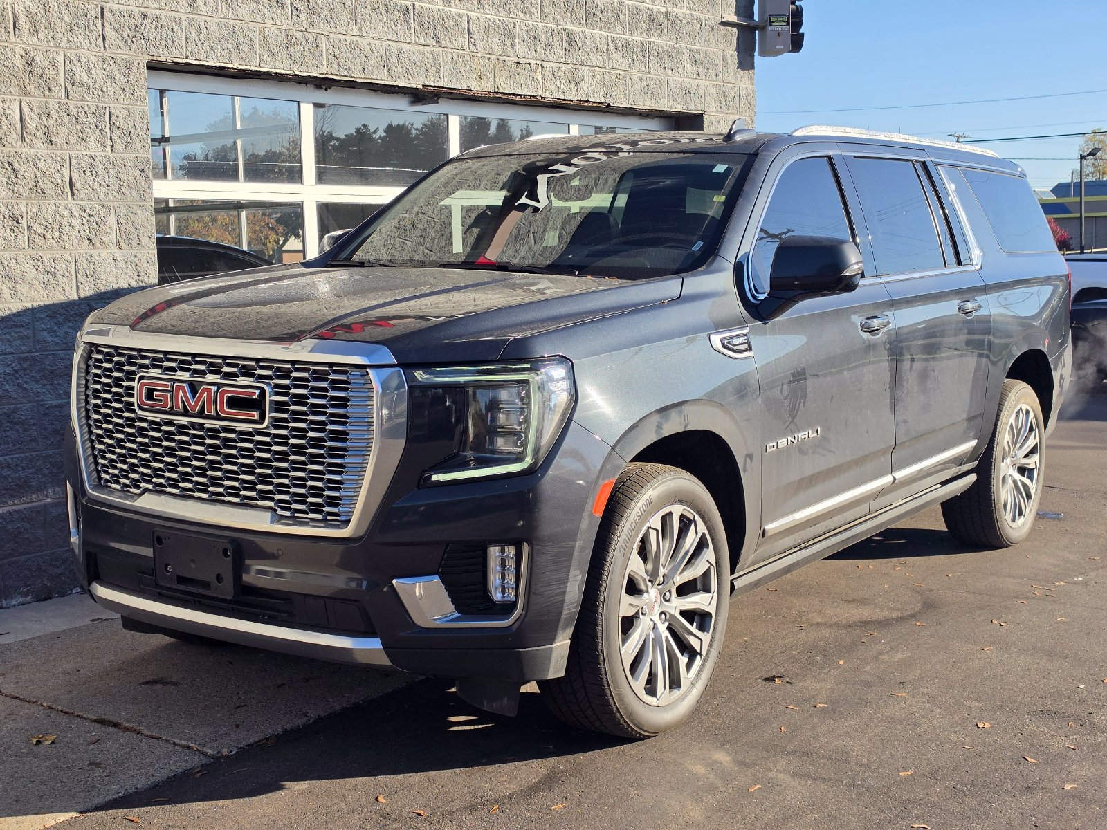 Used 2022 GMC Yukon XL Denali w/ Denali Premium Package AWD/4WD image 1