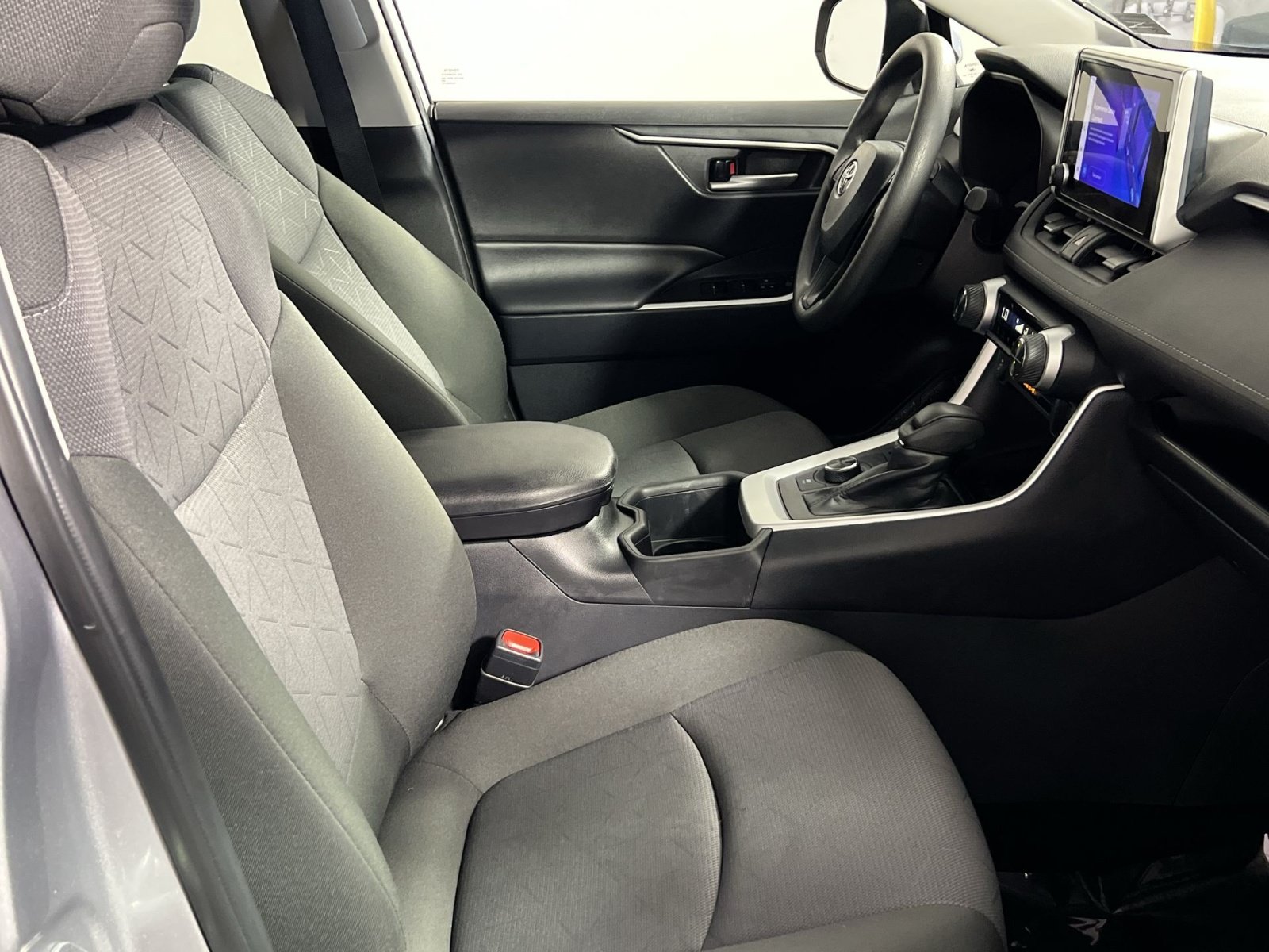 Used 2025 Toyota RAV4 XLE AWD/4WD image 28