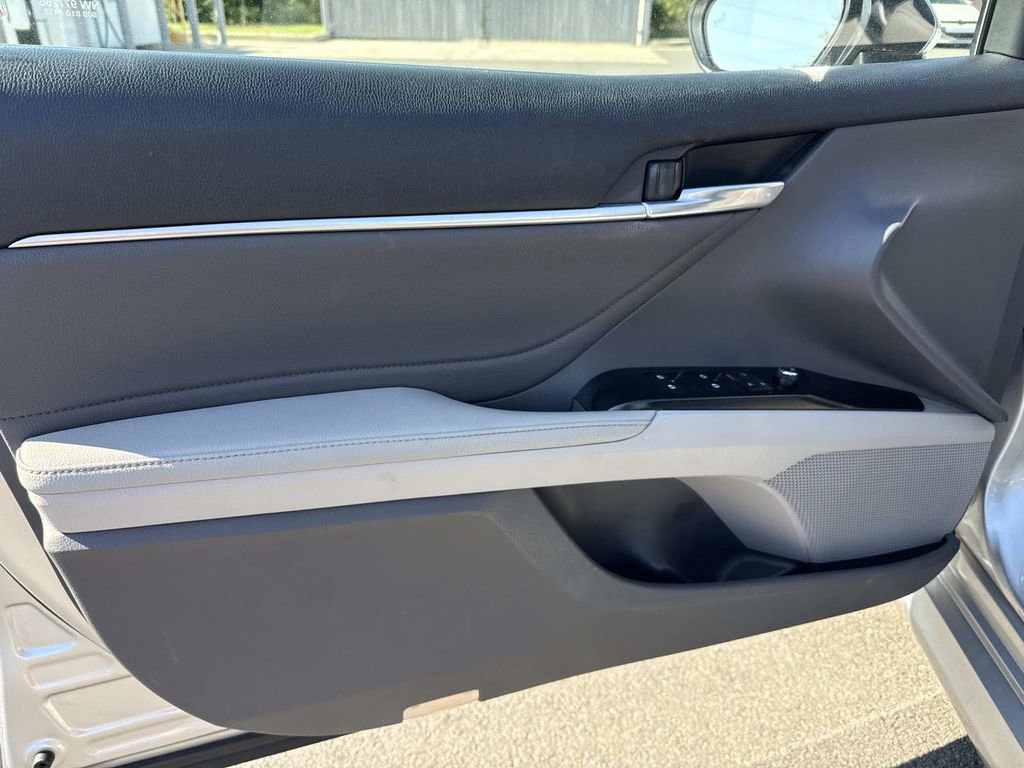 Used 2018 Toyota Camry XLE FWD image 8