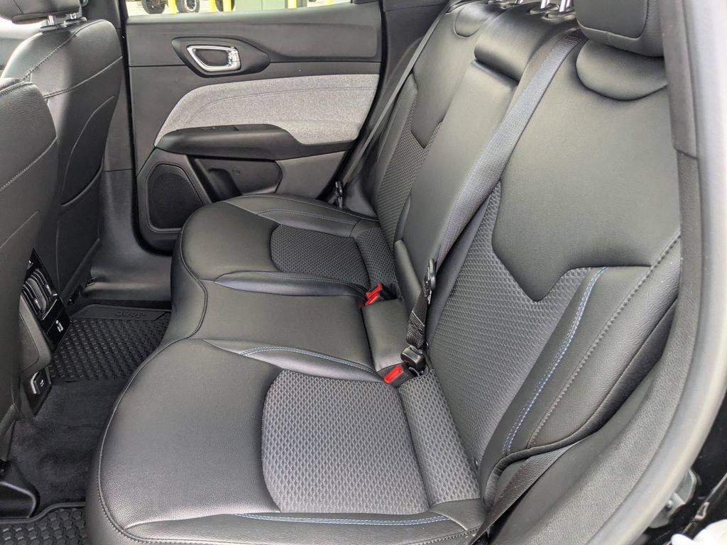 Used 2025 Jeep Compass Latitude w/ Convenience Group AWD/4WD image 13