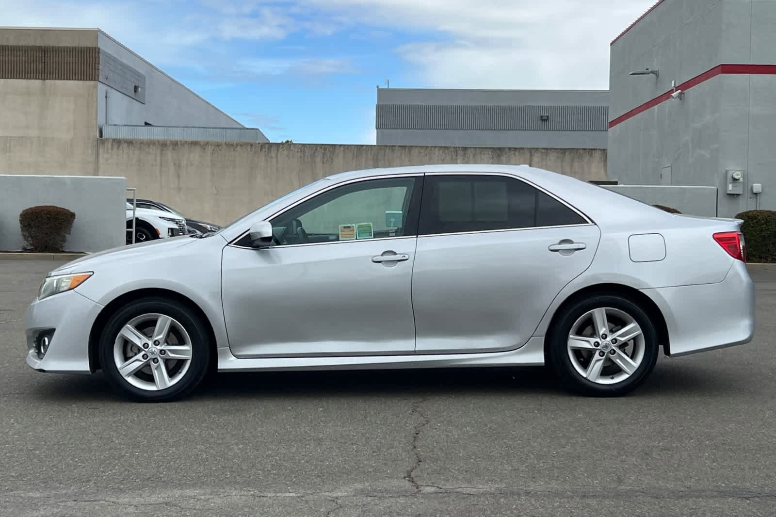 Used 2013 Toyota Camry SE w/ Convenience Pkg image 9