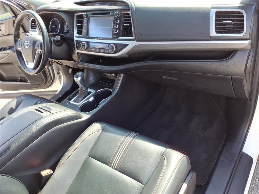 Used 2019 Toyota Highlander SE w/ Nightshade Edition image 15