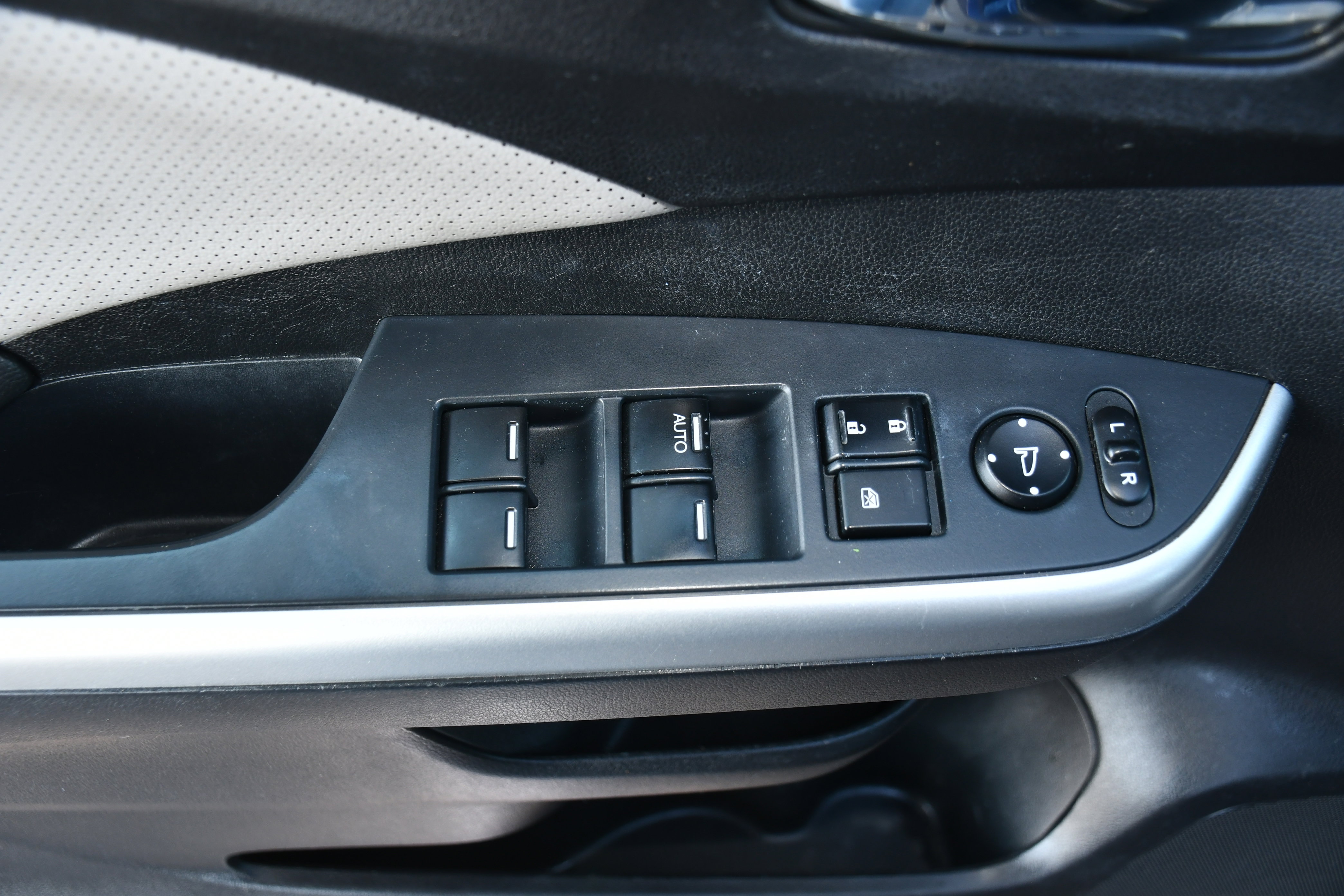 Used 2016 Honda CR-V Touring image 11