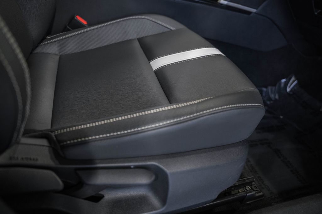 Used 2025 Toyota Camry SE image 32