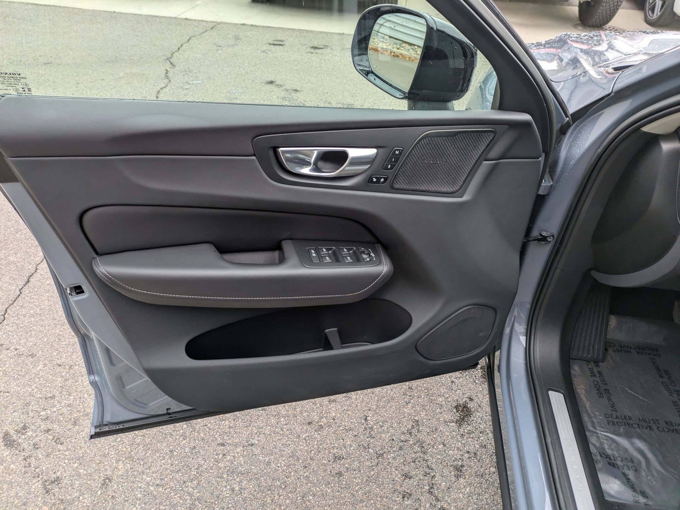 Certified 2023 Volvo XC60 B6 Ultimate w/ Protection Package Premier image 12