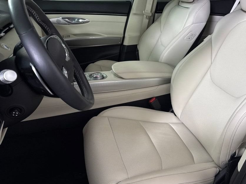 Certified 2025 Genesis GV70 2.5T w/ Select Package AWD/4WD image 13