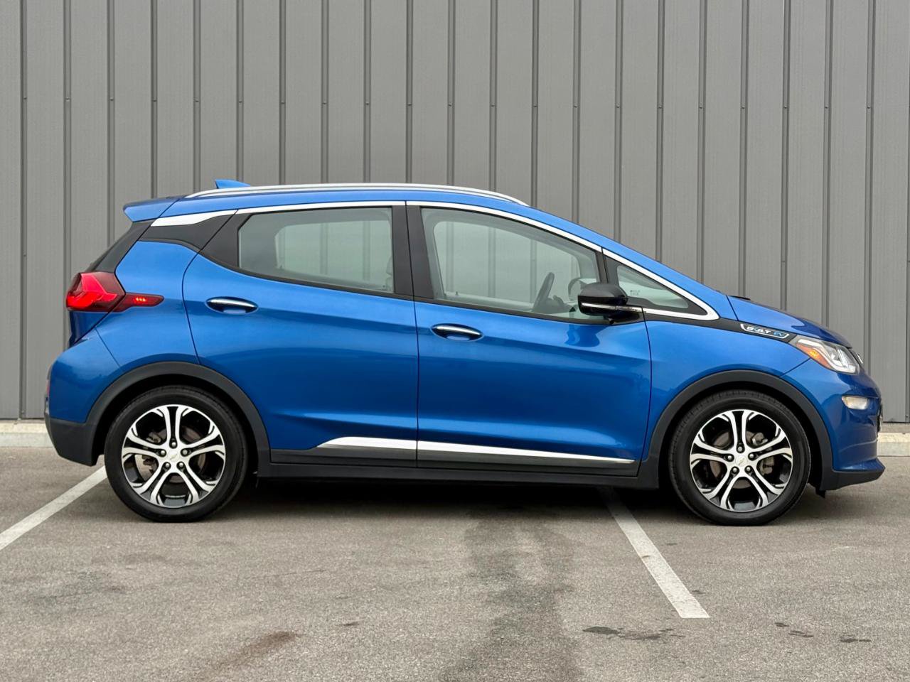 Used 2019 Chevrolet Bolt Premier w/ Infotainment Package FWD image 4