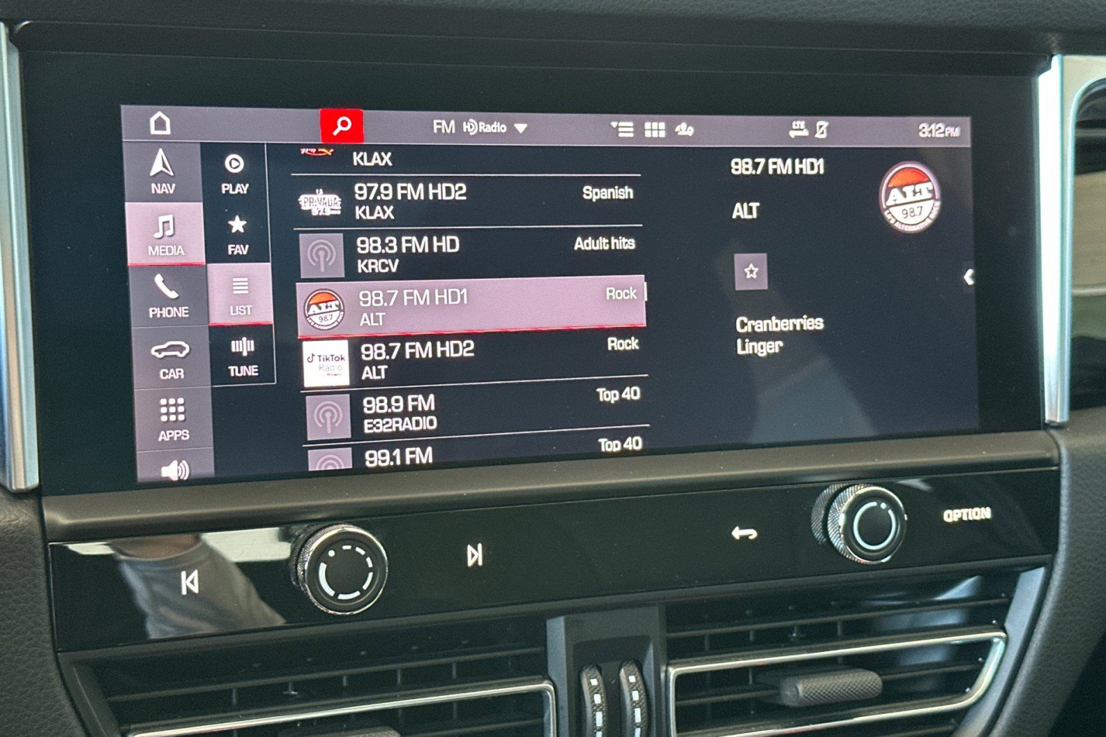 Certified 2024 Porsche Macan image 18