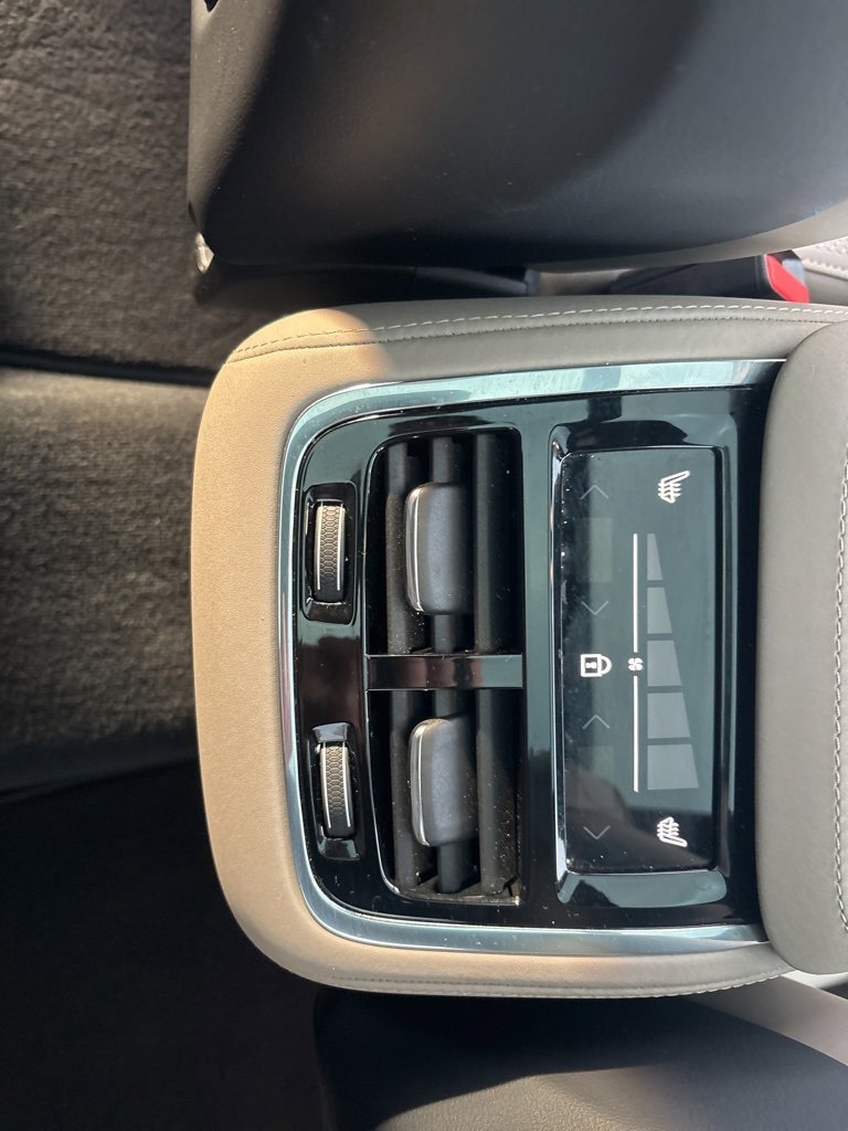 Certified 2025 Volvo XC90 B6 Plus image 39