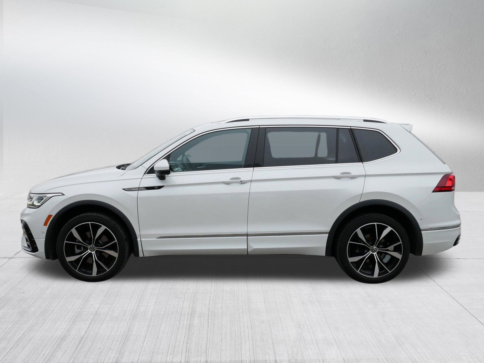 Used 2023 Volkswagen Tiguan SEL R-Line image 4