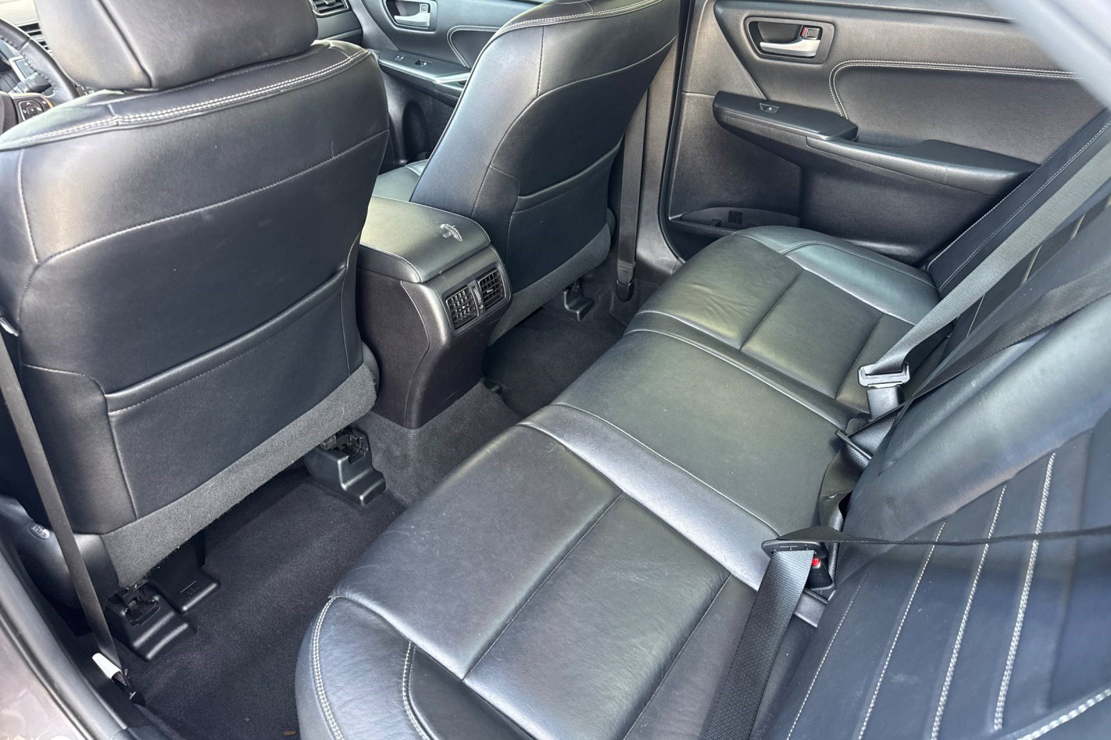 Used 2015 Toyota Camry XLE w/ Moonroof Package FWD image 25