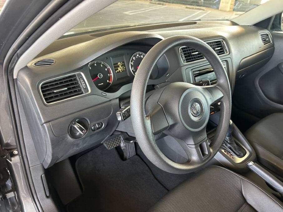 Used 2012 Volkswagen Jetta SE FWD image 18