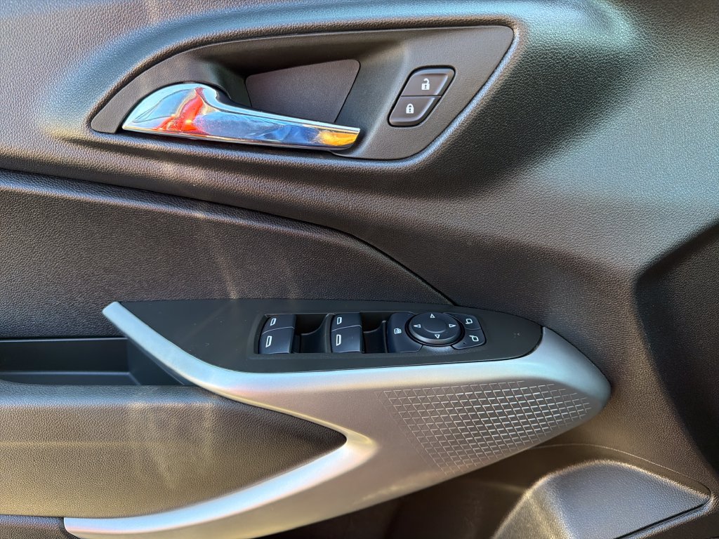 Used 2024 Chevrolet Trax RS w/ Sunroof Package FWD image 16
