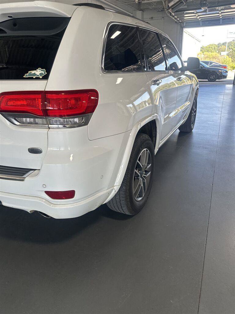 Used 2020 Jeep Grand Cherokee Overland AWD/4WD image 5