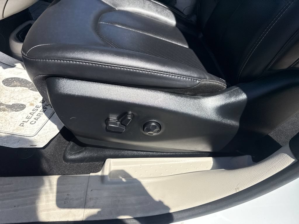 Used 2024 Chrysler Pacifica Limited FWD image 32