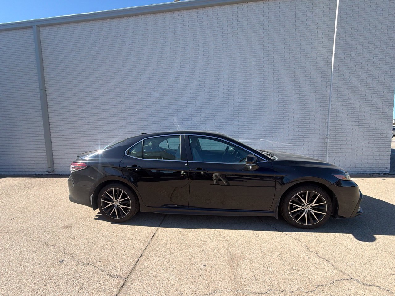 Used 2022 Toyota Camry SE w/ Convenience Package FWD image 2