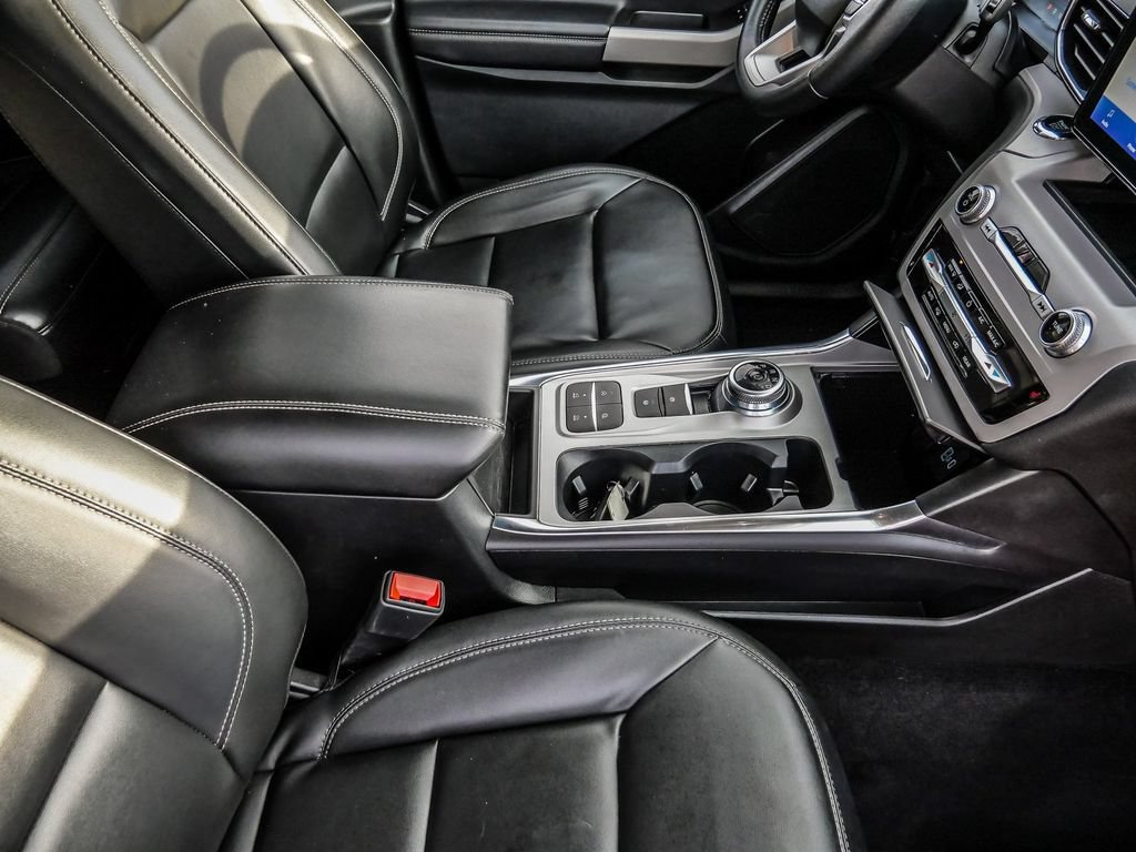 Used 2024 Ford Explorer XLT w/ Equipment Group 202A RWD image 17