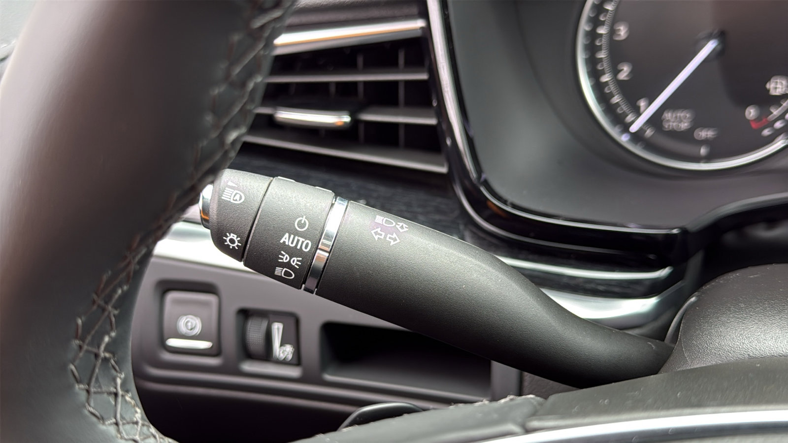 Certified 2025 Cadillac XT5 Premium Luxury image 15