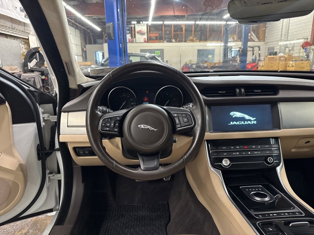 Used 2020 Jaguar XF Premium image 13