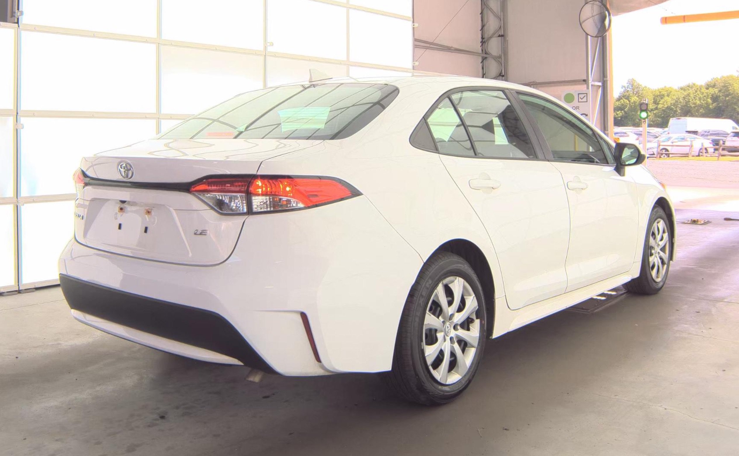Used 2020 Toyota Corolla LE FWD image 3