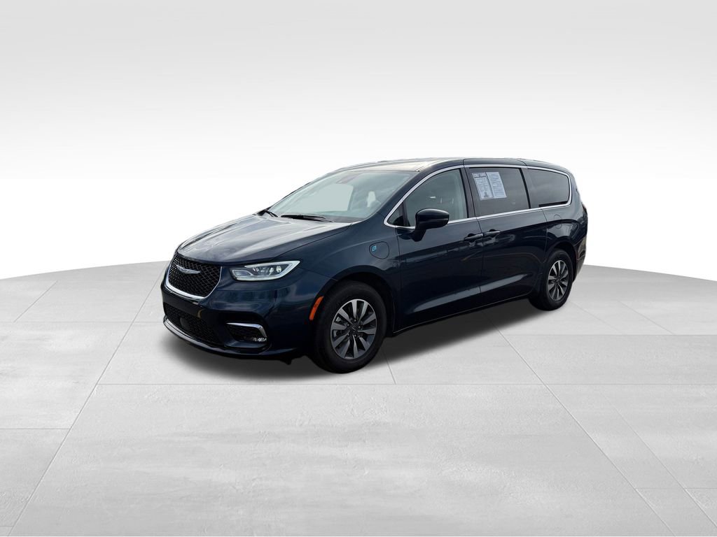 Used 2023 Chrysler Pacifica Touring-L image 3