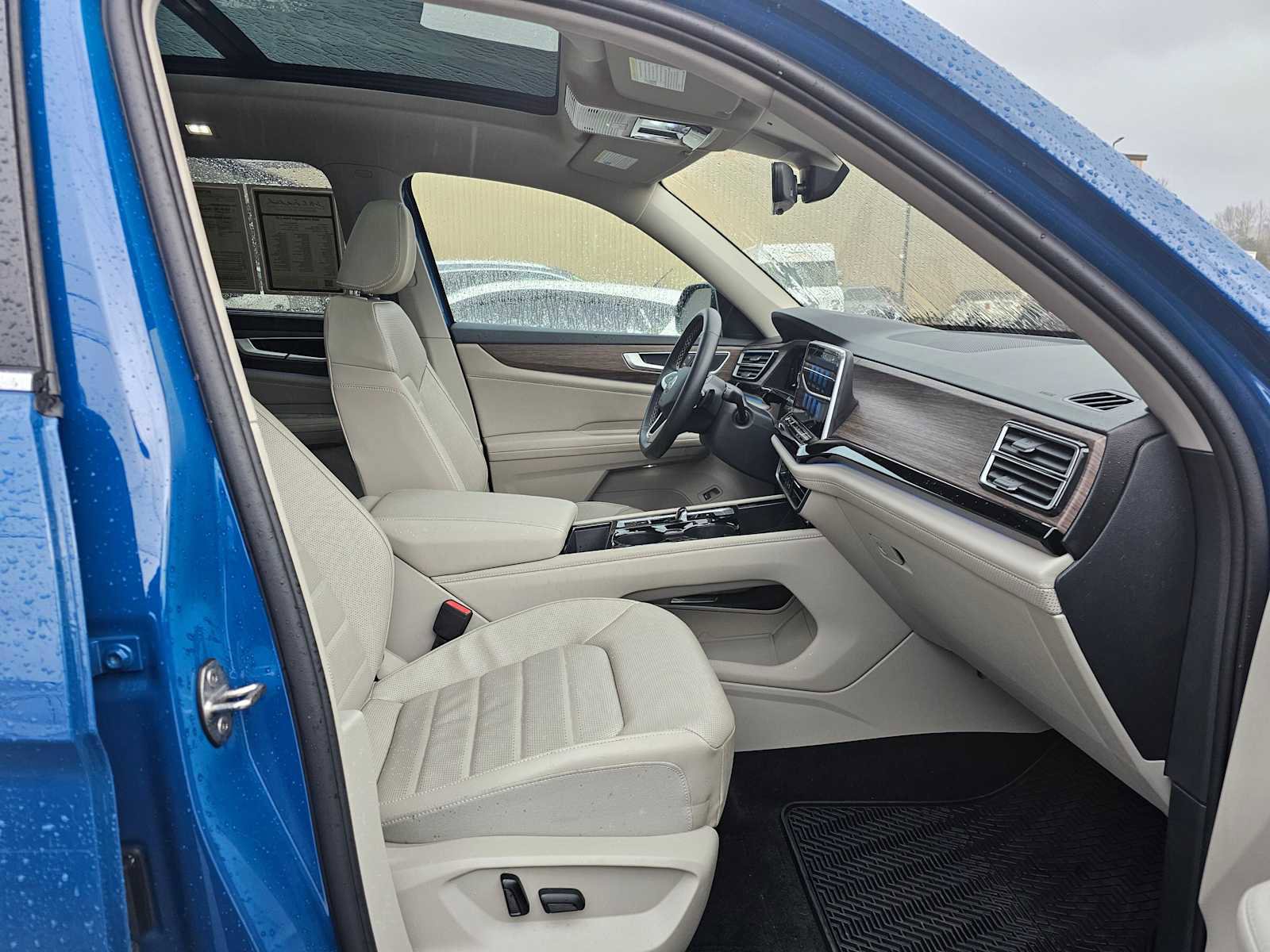 Used 2025 Volkswagen Atlas SEL image 11