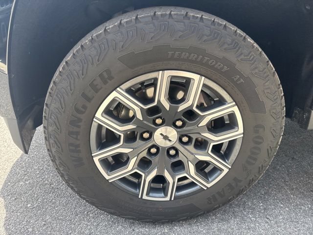 Used 2025 Chevrolet Colorado Z71 AWD/4WD image 9
