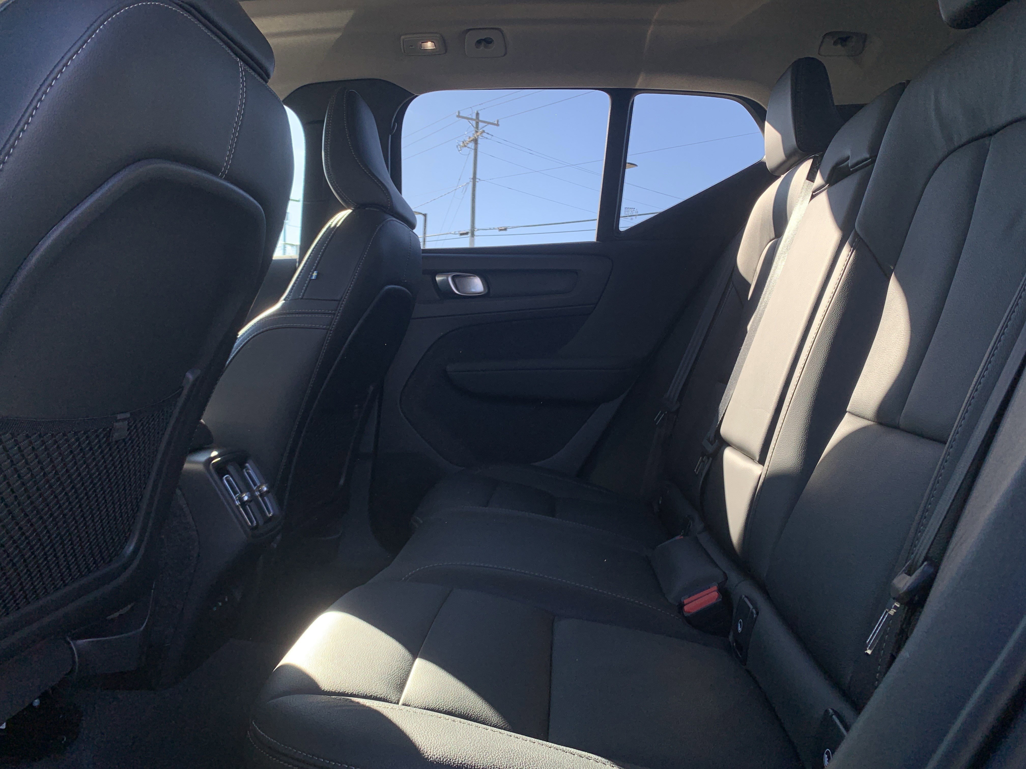 Used 2025 Volvo XC40 B5 Core image 32