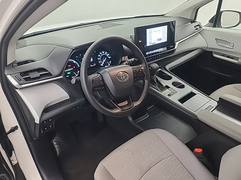 Used 2026 Toyota Sienna LE FWD image 27