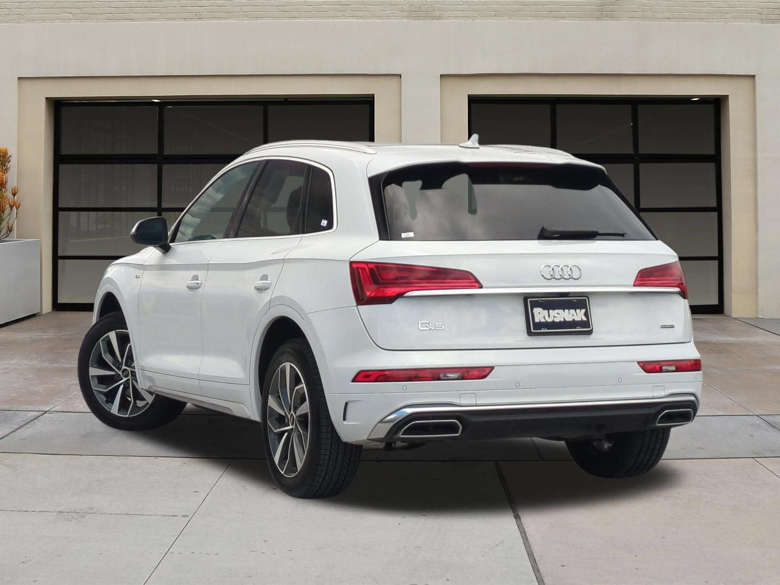 Used 2023 Audi Q5 2.0T Premium w/ Convenience Package AWD/4WD image 2