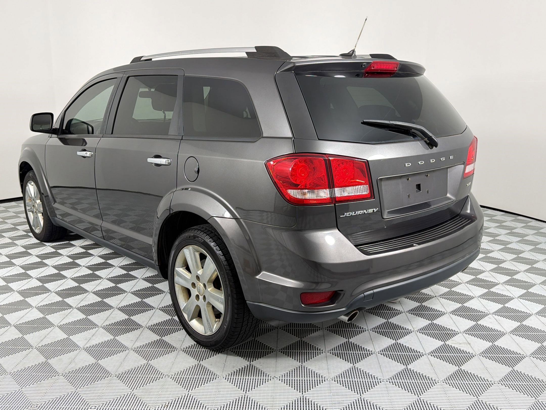 Used 2017 Dodge Journey SXT w/ Chrome Appearance Group FWD image 3