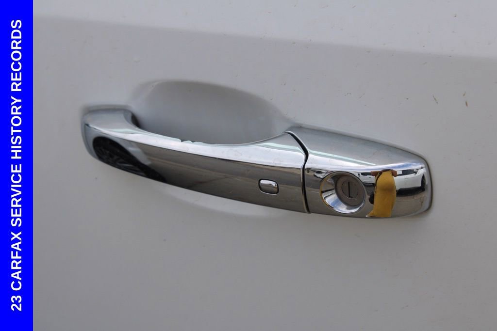 Used 2016 Chrysler Town & Country Touring-L image 15