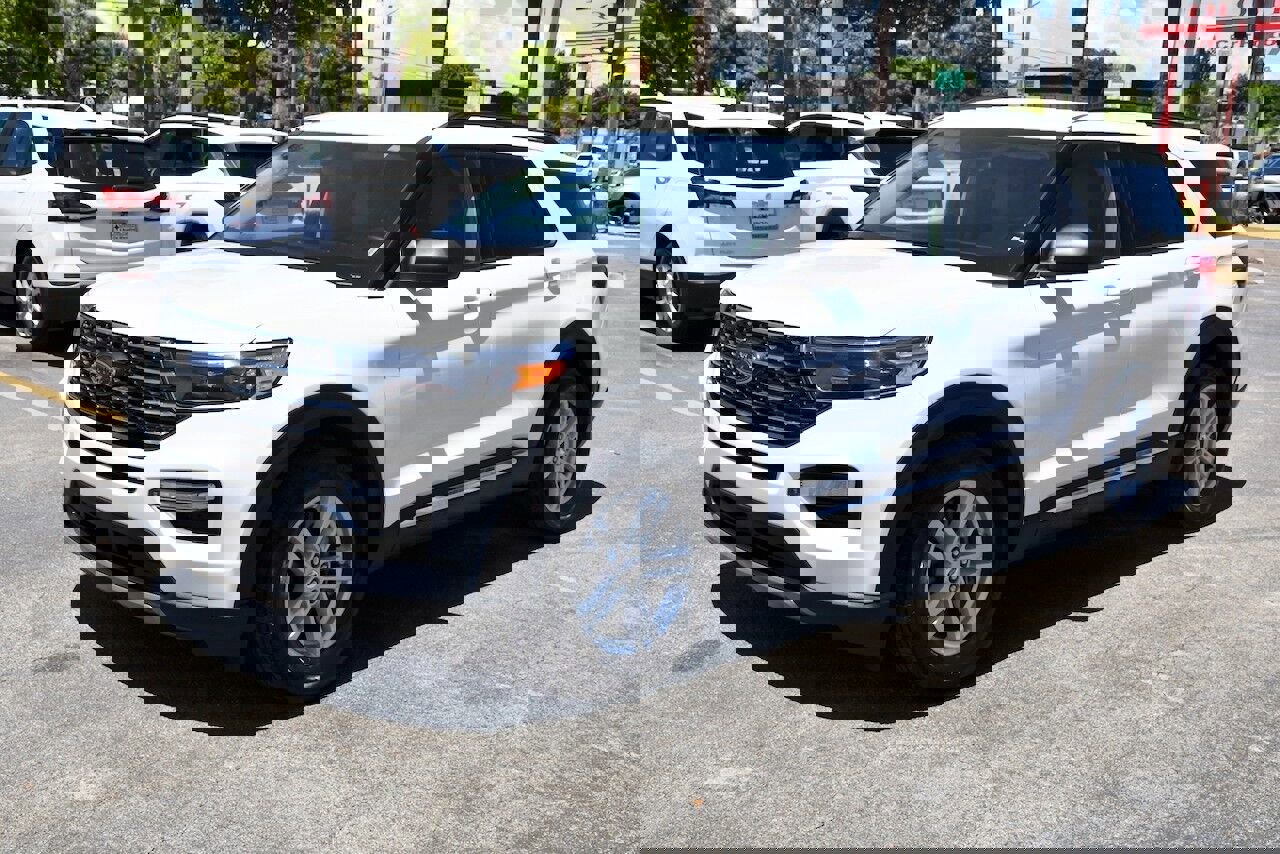 Used 2024 Ford Explorer XLT w/ Equipment Group 202A image 3