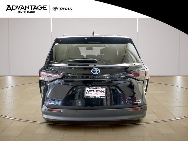 Certified 2024 Toyota Sienna XLE image 6